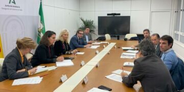 Junta y Ayuntamiento estudiarán la adaptación de los eventos en la Calle Real al paso del Trambahía