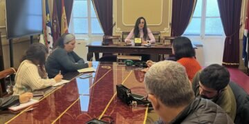 Los Reyes Magos de Cádiz repartirán más de 12.000 kilos de caramelos en la Cabalgata