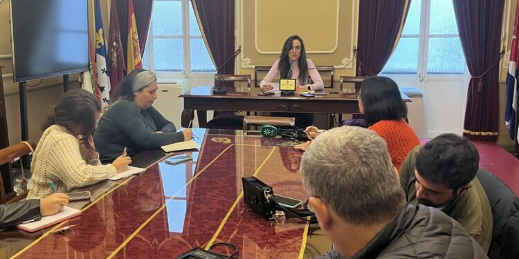 Los Reyes Magos de Cádiz repartirán más de 12.000 kilos de caramelos en la Cabalgata