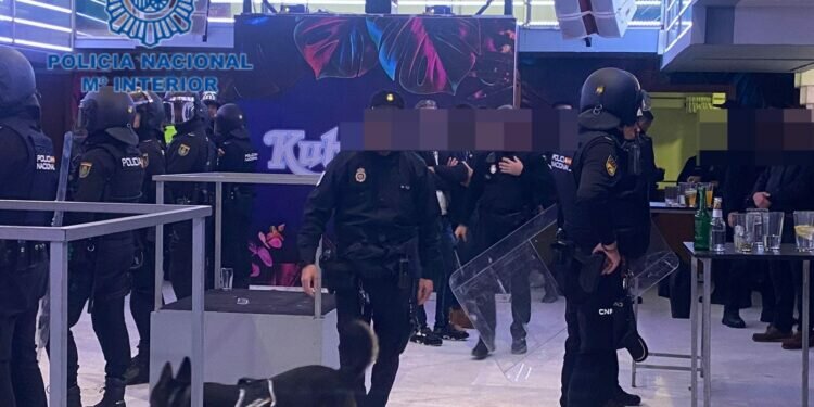 La Policía Nacional refuerza en Algeciras su campaña de control de establecimientos y del ocio nocturno