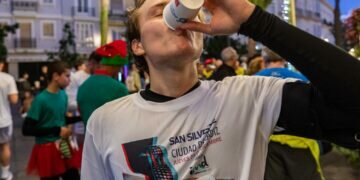 Aguas de Cádiz reparte 1.000 vasos de agua del grifo refrigerada a los participantes en la San Silvestre Ciudad de Cádiz