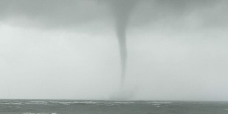 Una manga marina frente a la costa de Chiclana