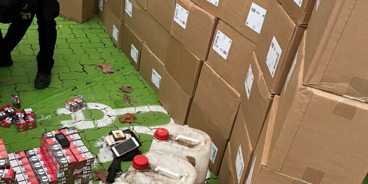 La Policía Nacional detiene a cuatro personas que preparaban en una guardería el envío de  13.500 cajetillas de tabaco de contrabando  