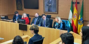 El Puerto: El salón de plenos del Ayuntamiento se transforma en un Parlamento Europeo para dar voz a los jóvenes    