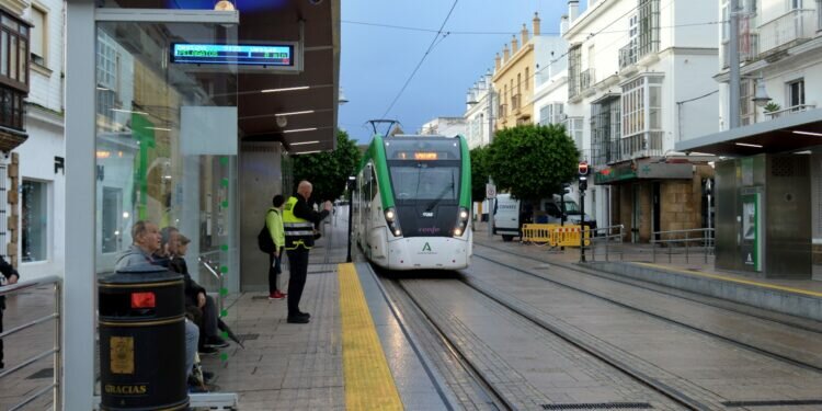 La Junta adjudica la instalación de sensores para  medir la calidad del aire en el TramBahía