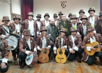 El Puerto: Calleja y Bello acompañan al Falla a la comparsa de adultos «El Don Juan de tus detalles», arropando a los carnavaleros de El Puerto