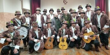 El Puerto: Calleja y Bello acompañan al Falla a la comparsa de adultos «El Don Juan de tus detalles», arropando a los carnavaleros de El Puerto