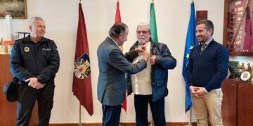 Chiclana: El Ayuntamiento rinde homenaje a Manuel Ruiz Castilla, policía local recientemente jubilado