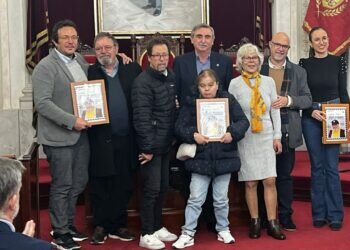 Ayuntamiento, Correos y Sociedad Filatélica Gaditana recuerdan con un sello y una exposición a Paco Rosado