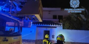 La Policía Nacional salva la vida a dos personas tras un incendio en su domicilio