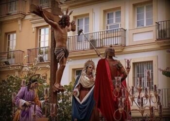 Reparto de túnicas en la Hermandad de las siete palabras