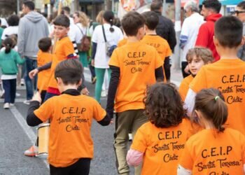 Unas 2.000 personas participan en la ceremonia inaugural de las III Olimpiadas Escolares en el colegio Reyes Católicos