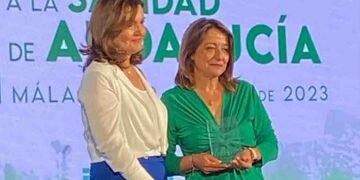 Una enfermera de Algeciras recibe un premio de Redacción Médica