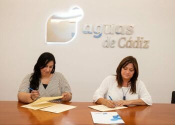 Procasa y Aguas de Cádiz formalizan un convenio para mejorar bajantes y contadores en Guillén Moreno