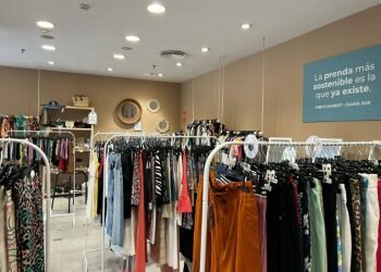 Bahía Sur pone un Pop Up de ropa de segunda mano hasta este sábado gestionado por Hibuy Market
