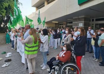 Los profesionales del Hospital de Puerto Real se manifiestan bajo el lema de «No más zuecos vacíos»