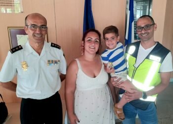 Una familia de Jerez agradece públicamente a la Policía Nacional por el auxilio a su pequeño durante un episodio grave de salud